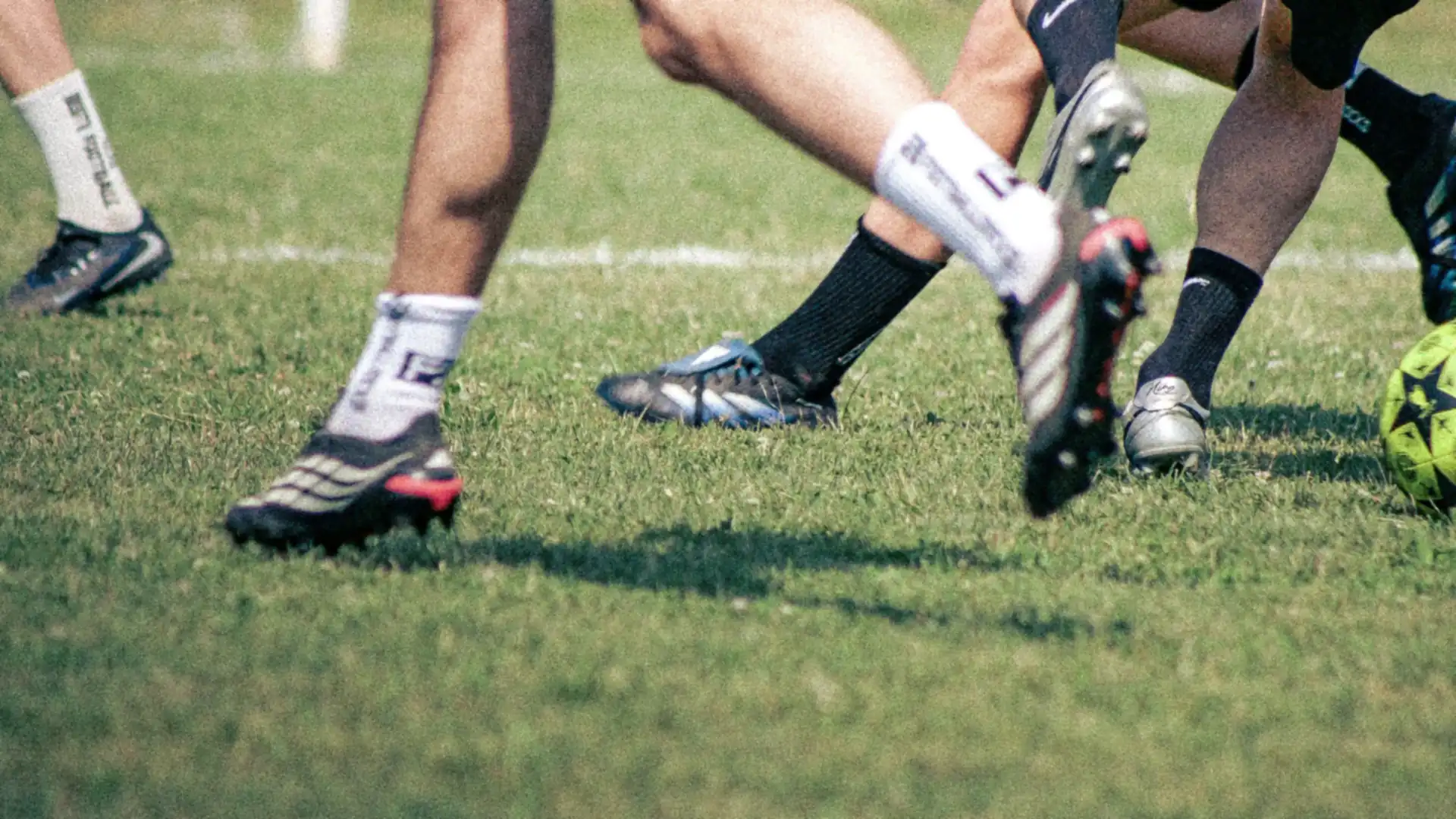 Il contrasto per il pallone in un torneo amatoriale